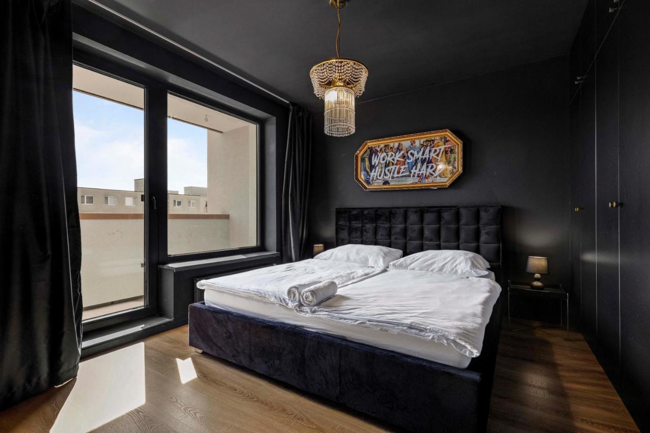 Lam Black - Ac - Balcony Appartement Bratislava Buitenkant foto