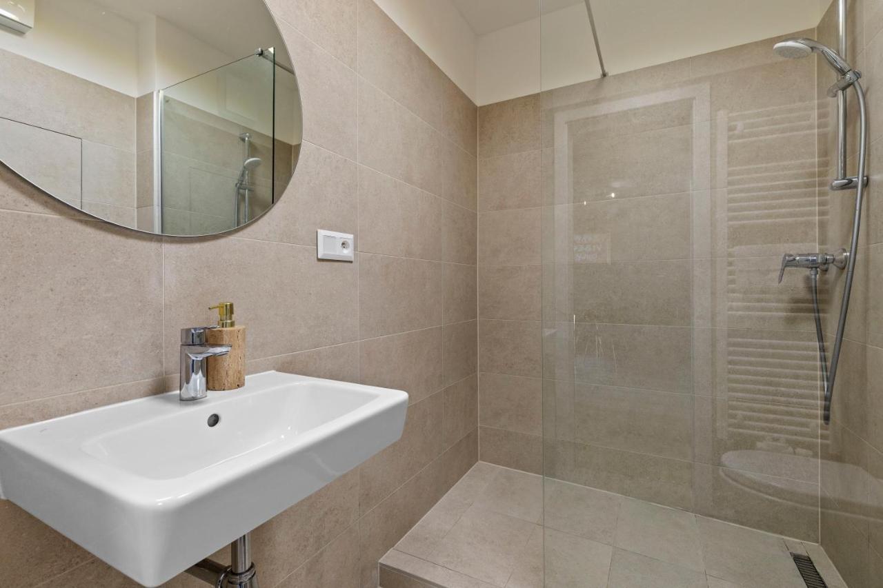 Lam Black - Ac - Balcony Appartement Bratislava Buitenkant foto